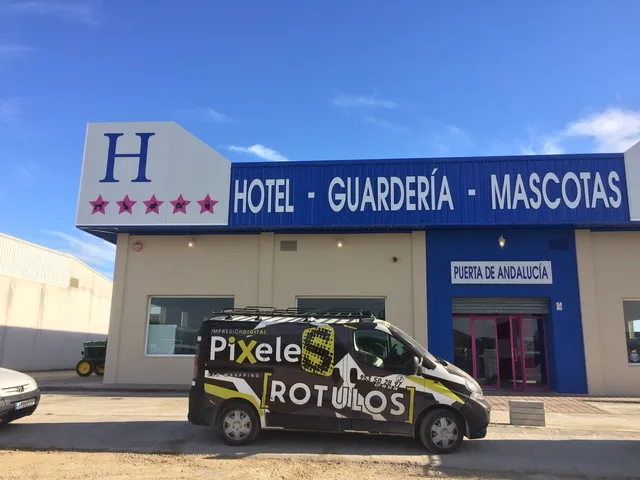 Trabajo de fachadas realizado por Rótulos Pixeles, proyecto 56