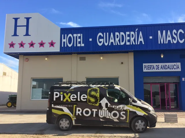 Trabajo de fachadas realizado por Rótulos Pixeles, proyecto 57