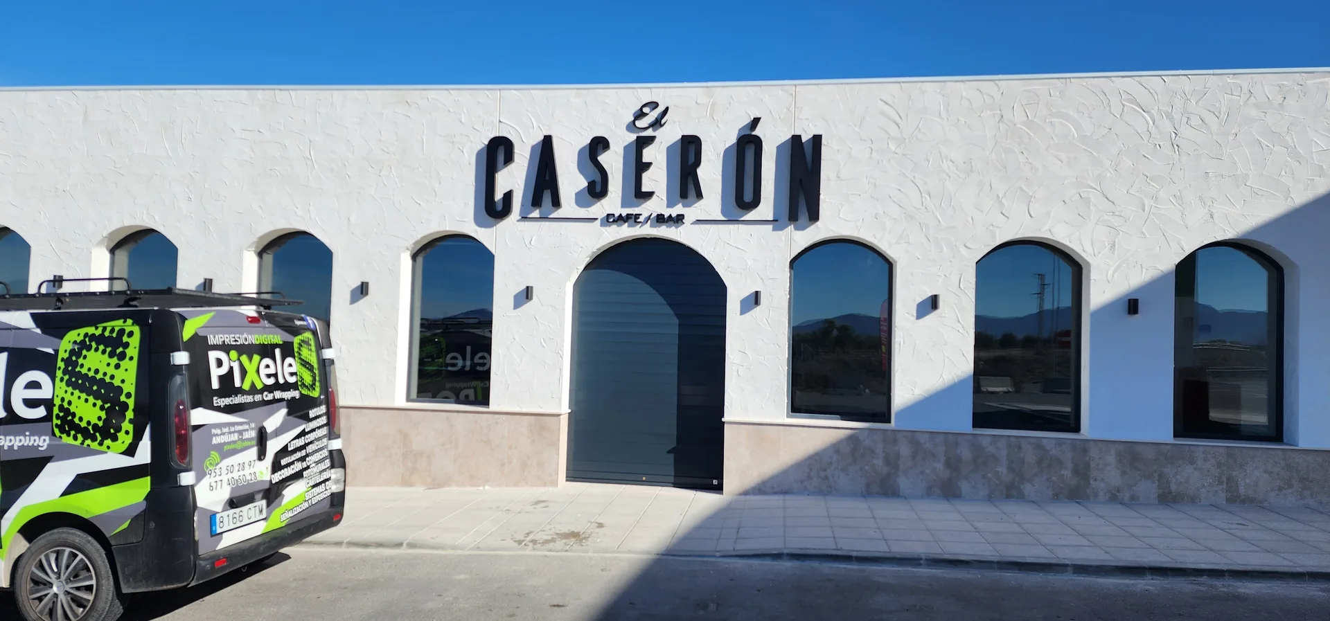 Instalación de rótulo de letras corpóreas