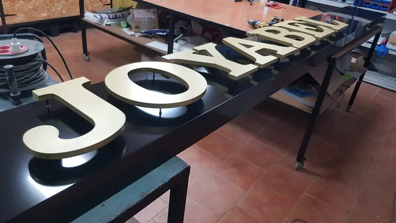 Trabajo de letras corpóreas realizado por Rótulos Pixeles, proyecto 43