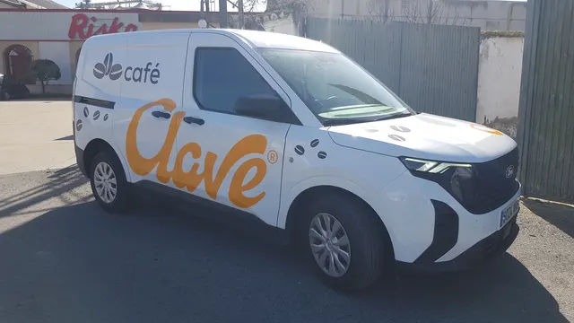 Trabajo de rotulación de vehículos realizado por Rótulos Pixeles, proyecto 74