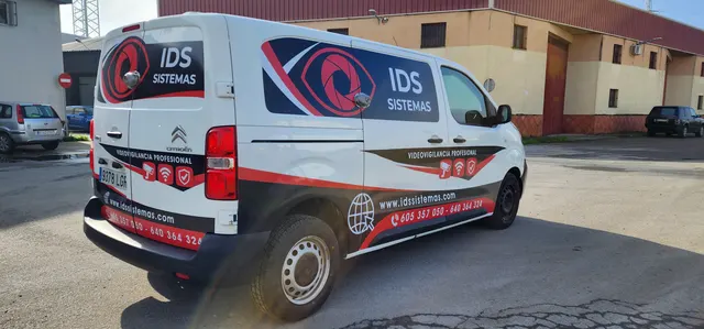 Trabajo de rotulación de vehículos realizado por Rótulos Pixeles, proyecto 84